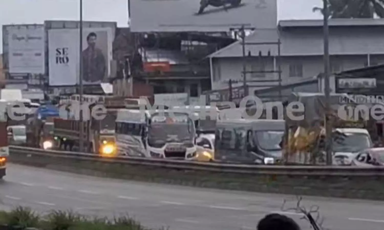 മണ്ണുത്തി - ഇടപ്പള്ളി ദേശീയപാതയിൽ വൻ ഗതാഗത കുരുക്ക്; മുരിങ്ങൂരിലും ചാലക്കുടിയിലും വാഹനങ്ങളുടെ നീണ്ടനിര