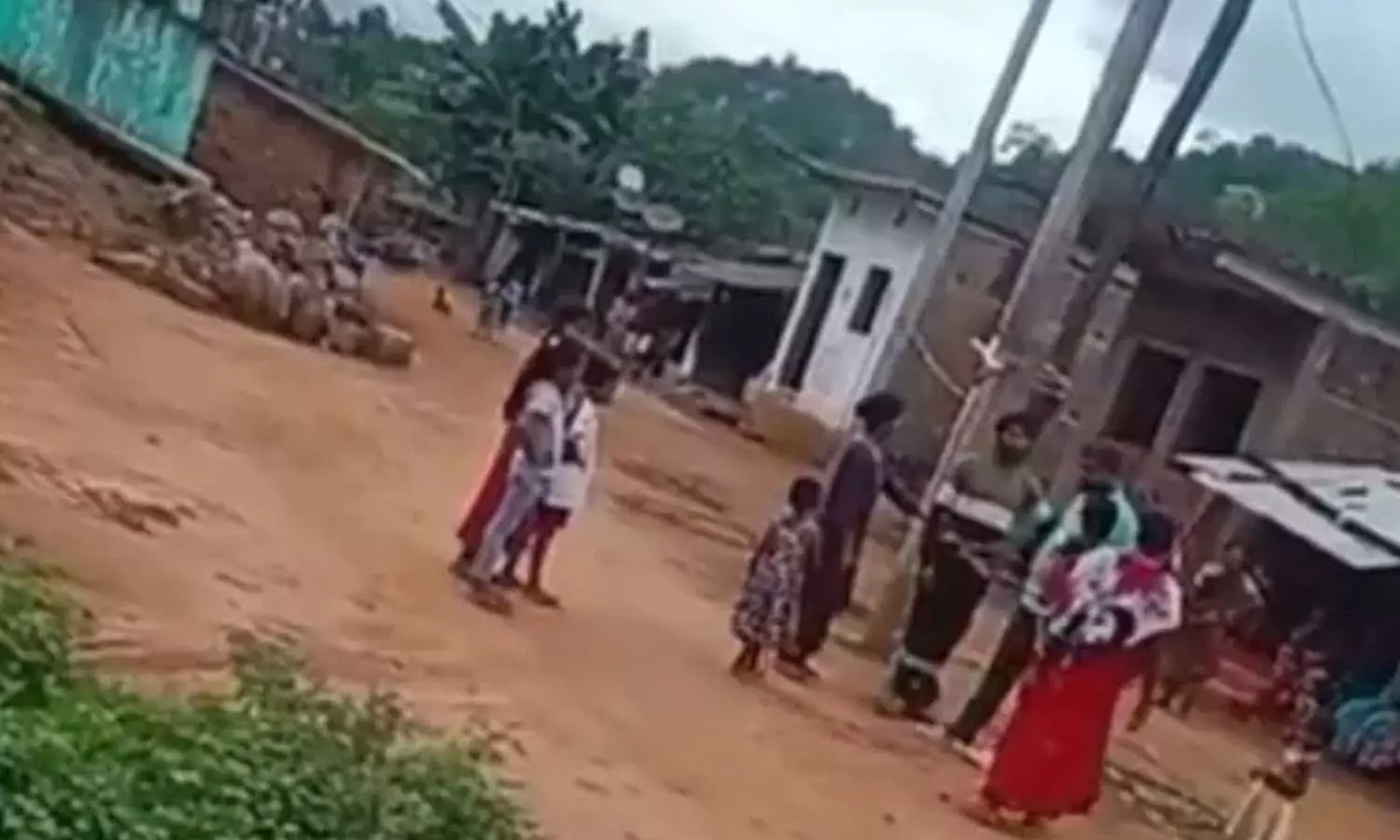 യുവാവിനെ രാത്രിമുഴുവന് മരത്തില് കെട്ടിയിട്ട് മര്ദിച്ച് ഭാര്യ വീട്ടുകാര്; മോചിപ്പിച്ചത് പൊലീസെത്തി യുവാവിനെ രാത്രിമുഴുവന് മരത്തില് കെട്ടിയിട്ട് മര്ദിച്ച് ഭാര്യ വീട്ടുകാര്; മോചിപ്പിച്ചത് പൊലീസെത്തി