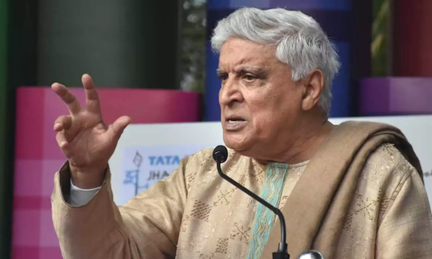 നിന്റെ പൂർവികർ ബ്രിട്ടീഷുകാരുടെ ഷൂ നക്കുമ്പോൾ എന്റെ പൂർവികർ സ്വാതന്ത്ര്യത്തിനായി  പോരാടുകയായിരുന്നു; വിദ്വേഷ കമന്‍റിന് മറുപടിയുമായി ജാവേദ് അക്തർ