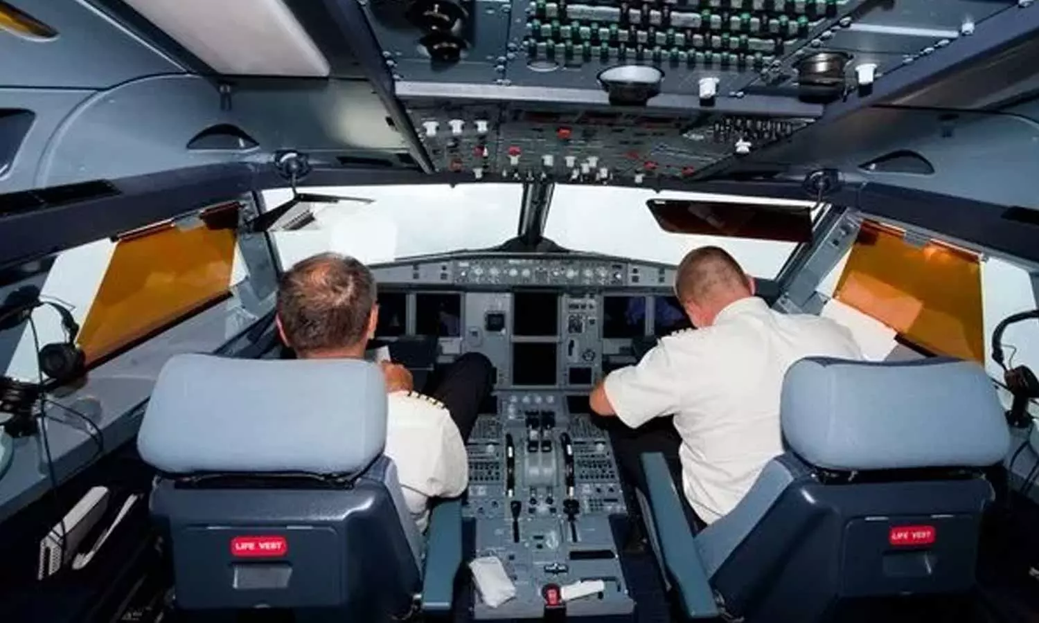 കുടുംബത്തിന് വേണ്ടി വിമാനത്തിന്റെ കോക്പിറ്റ് വാതിൽ ഏറെ നേരം തുറന്നിട്ട് പൈലറ്റ്; പിന്നാലെ സസ്പെന്ഷന് കുടുംബത്തിന് വേണ്ടി വിമാനത്തിന്റെ കോക്പിറ്റ് വാതിൽ ഏറെ നേരം തുറന്നിട്ട് പൈലറ്റ്; പിന്നാലെ സസ്പെന്ഷന്