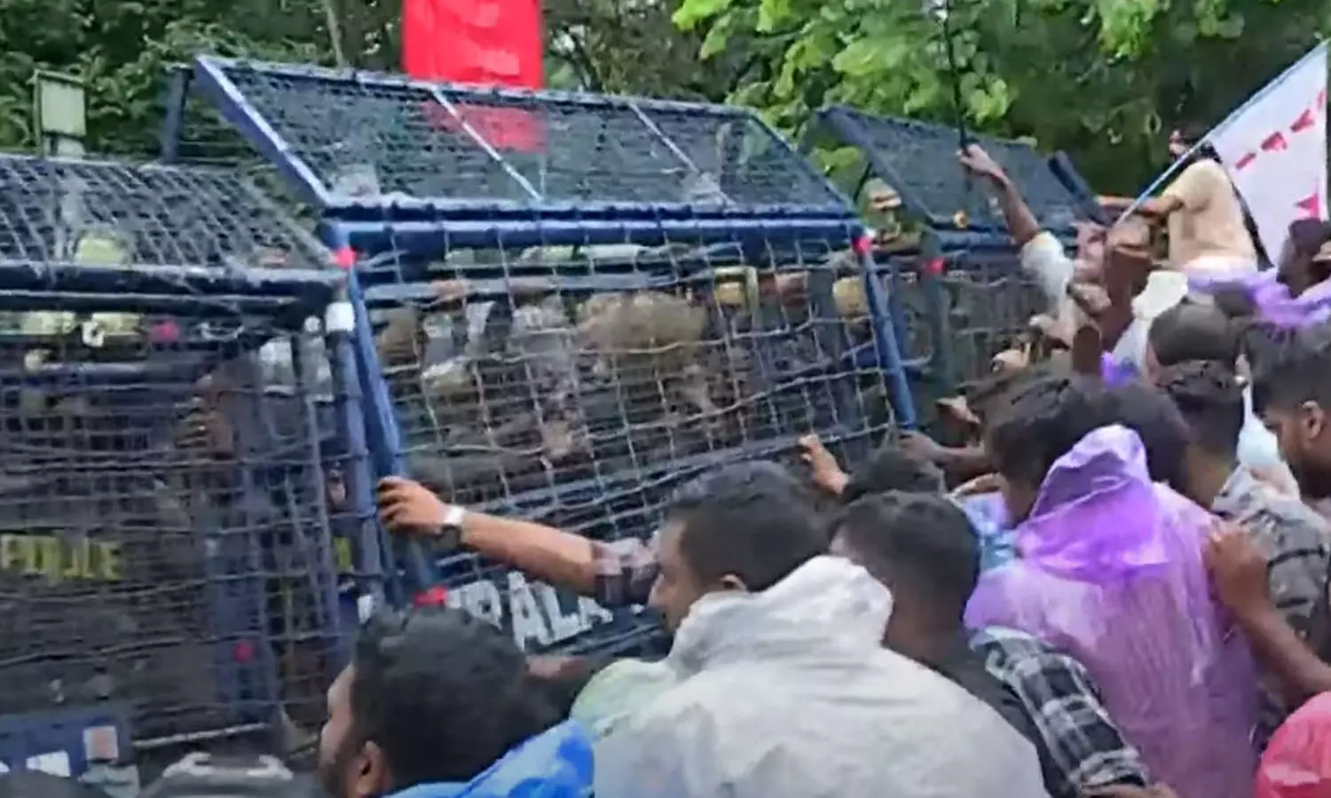 വോട്ട് കൊള്ള: സുരേഷ് ഗോപിയുടെ തൃശൂരിലെ ഓഫീസിലേക്ക് ഡിവൈഎഫ്ഐ മാർച്ച്