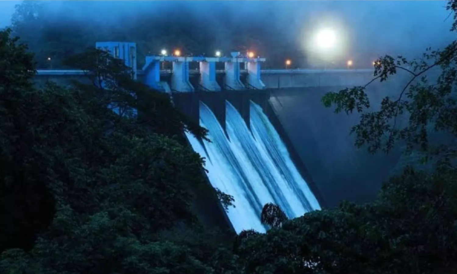 സംസ്ഥാനത്ത് മഴ കനക്കുന്നു; കക്കി ഡാം തുറന്നു