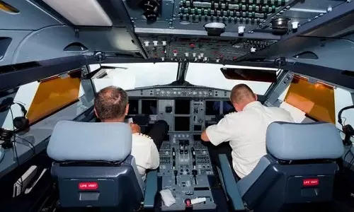 കുടുംബത്തിന് വേണ്ടി വിമാനത്തിന്റെ കോക്പിറ്റ് വാതിൽ ഏറെ നേരം തുറന്നിട്ട് പൈലറ്റ്; പിന്നാലെ സസ്പെന്‍ഷന്‍