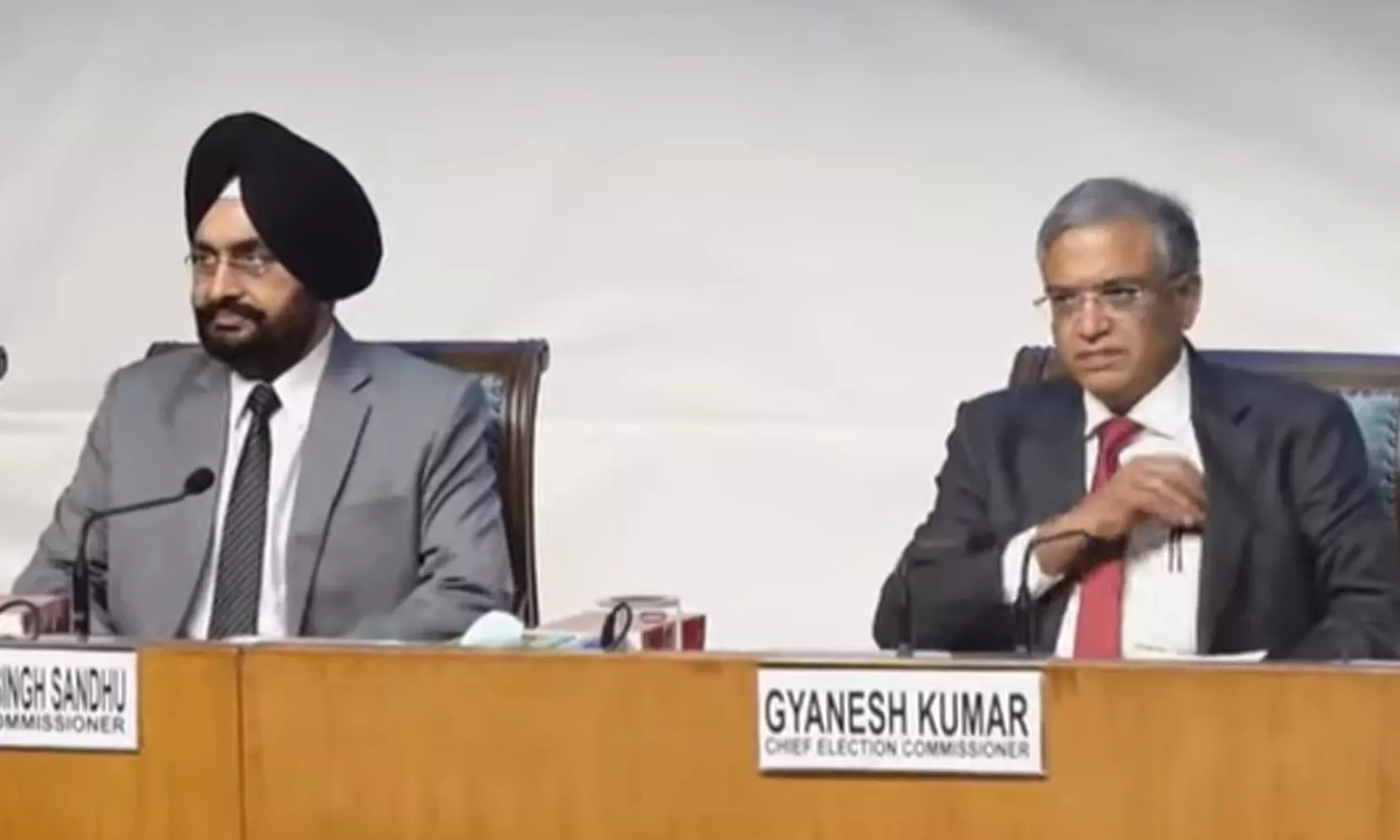 വോട്ടര് പട്ടിക വിവാദം: പ്രതിപക്ഷത്തിന്റെ ആരോപണങ്ങൾക്ക് തെളിവില്ല; മറുപടിയുമായി തെരഞ്ഞെടുപ്പ് കമ്മീഷൻ വോട്ടര് പട്ടിക വിവാദം: പ്രതിപക്ഷത്തിന്റെ ആരോപണങ്ങൾക്ക് തെളിവില്ല; മറുപടിയുമായി തെരഞ്ഞെടുപ്പ് കമ്മീഷൻ