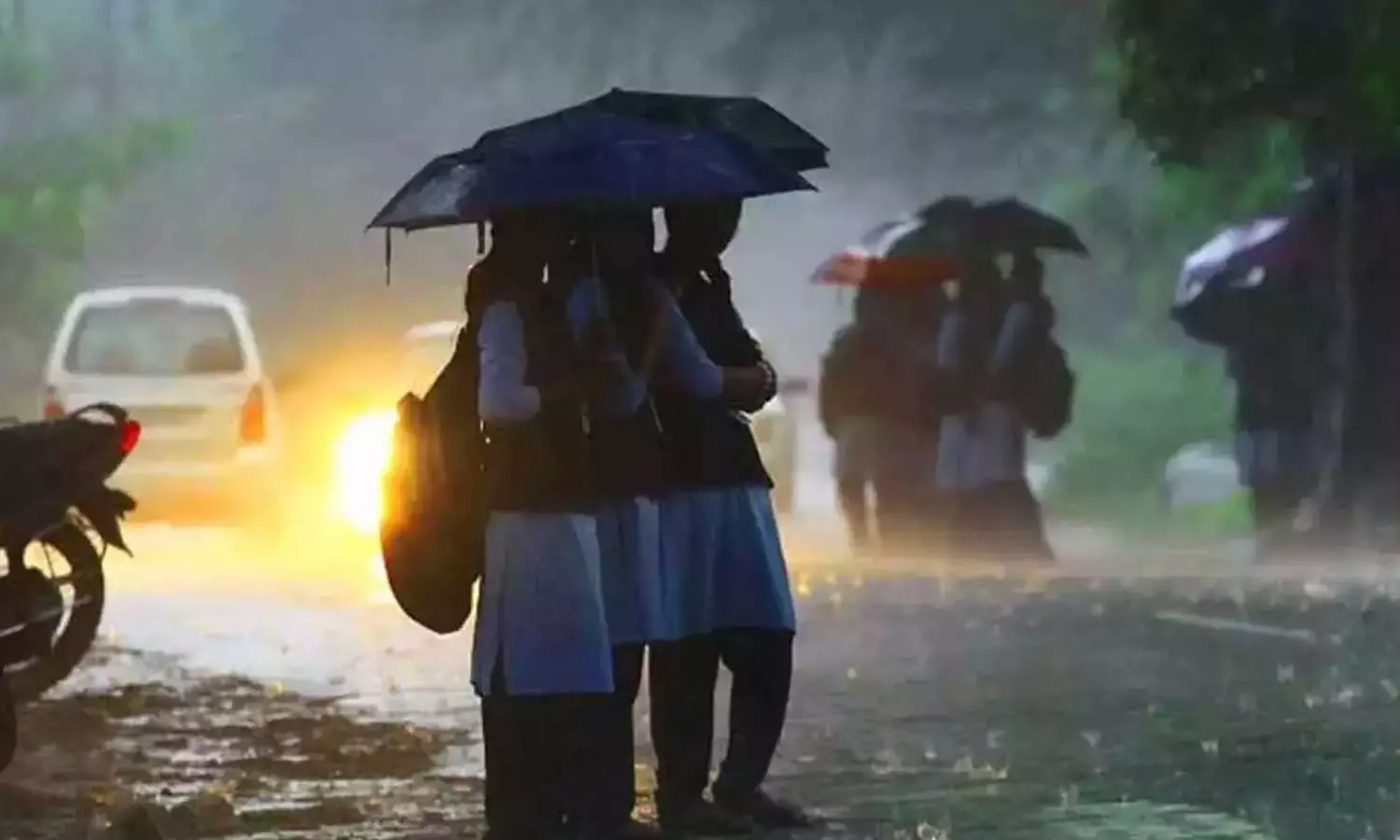 കനത്ത മഴ; തൃശൂര്‍ ജില്ലയിലെ വിദ്യാഭ്യാസ സ്ഥാപനങ്ങള്‍ക്ക് നാളെ (ഓഗസ്റ്റ് 18) അവധി