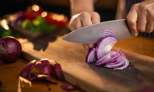 മുറിച്ച സാവള ഫ്രിഡ്ജിലേക്കെടുത്ത് വെക്കാറുണ്ടോ ? എങ്കില്‍ ഇതുകൂടി അറിഞ്ഞിരിക്കുക...