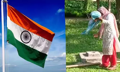 കാലുകൊണ്ട് ദേശീയ പതാക മടക്കിവെച്ച് പ്രിൻസിപ്പൽ; വിഡിയോ വൈറലായതിന് പിന്നാലെ അറസ്റ്റ് കാലുകൊണ്ട് ദേശീയ പതാക മടക്കിവെച്ച് പ്രിൻസിപ്പൽ; വിഡിയോ വൈറലായതിന് പിന്നാലെ അറസ്റ്റ്