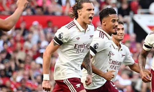 United struggle to win; Arsenal win 1-0 in Premier League