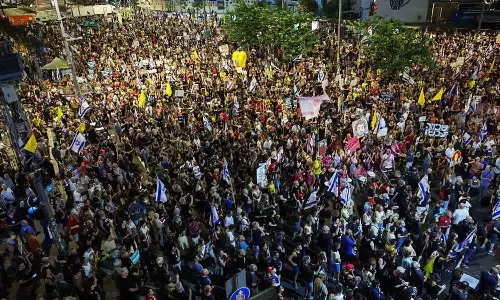 ബന്ദി മോചന കരാർ ആവശ്യപ്പെട്ട് ഇസ്രായേലിൽ വൻ പ്രക്ഷോഭം; തെൽ അവീവിൽ പതിനായിരങ്ങൾ തെരുവിലിറങ്ങി