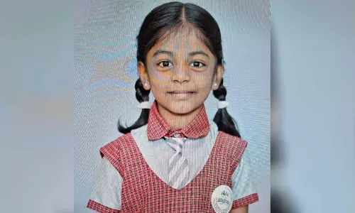 പിതാവിനൊപ്പം സ്‌കൂട്ടറിൽ പോകുമ്പോൾ റോഡിലേക്ക് മറിഞ്ഞു; ബസിനടിയിൽപ്പെട്ട് രണ്ടാംക്ലാസുകാരിക്ക് ദാരുണാന്ത്യം