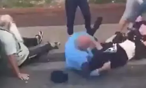 യുകെയില് സിഖ് വയോധികർക്ക് നേരെ വംശീയ ആക്രമണം; ക്രൂരമായി മർദിച്ചതിന് പിന്നാലെ തലപ്പാവ് അഴിപ്പിച്ചു യുകെയില് സിഖ് വയോധികർക്ക് നേരെ വംശീയ ആക്രമണം; ക്രൂരമായി മർദിച്ചതിന് പിന്നാലെ തലപ്പാവ് അഴിപ്പിച്ചു