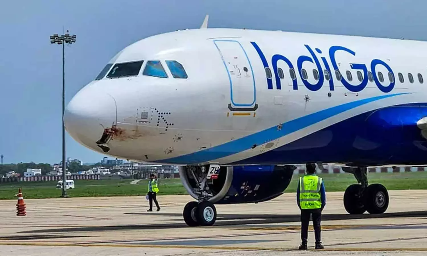 ഇൻഡിഗോ വിമാനത്തിലെ യാത്രക്കിടെ സഹപൈലറ്റ് ശുചിമുറിയുടെ വാതിൽ തള്ളിത്തുറന്നു; ദുരനുഭവം പങ്കുവെച്ച് യുവതി ഇൻഡിഗോ വിമാനത്തിലെ യാത്രക്കിടെ സഹപൈലറ്റ് ശുചിമുറിയുടെ വാതിൽ തള്ളിത്തുറന്നു; ദുരനുഭവം പങ്കുവെച്ച് യുവതി