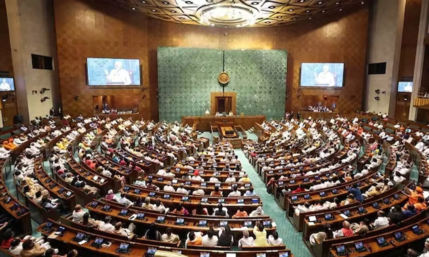 തടവിലായാല്‍ മന്ത്രിസ്ഥാനം പോകുമെന്ന ബില്ലിനെതിരെ സഭയില്‍ വ്യാപക പ്രതിഷേധം; ശശി തരൂര്‍ ബില്ലിനെ എതിര്‍ത്തില്ല