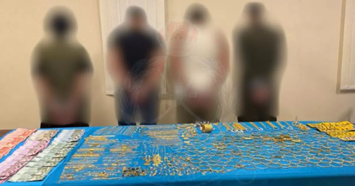 Four Asians arrested for robbing a gold shop in Seeb