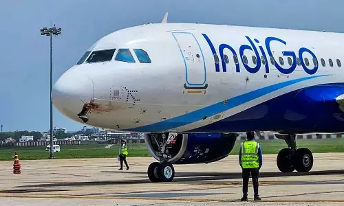ഇൻഡിഗോ വിമാനത്തിലെ യാത്രക്കിടെ സഹപൈലറ്റ് ശുചിമുറിയുടെ വാതിൽ തള്ളിത്തുറന്നു; ദുരനുഭവം പങ്കുവെച്ച് യുവതി