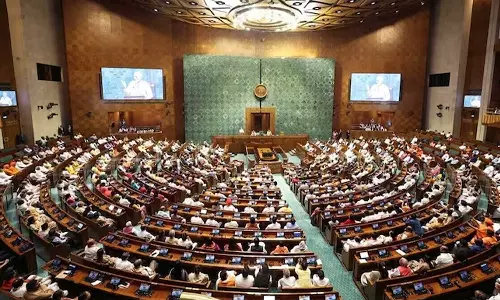 തടവിലായാല്‍ മന്ത്രിസ്ഥാനം പോകുമെന്ന ബില്ലിനെതിരെ സഭയില്‍ വ്യാപക പ്രതിഷേധം; ശശി തരൂര്‍ ബില്ലിനെ എതിര്‍ത്തില്ല