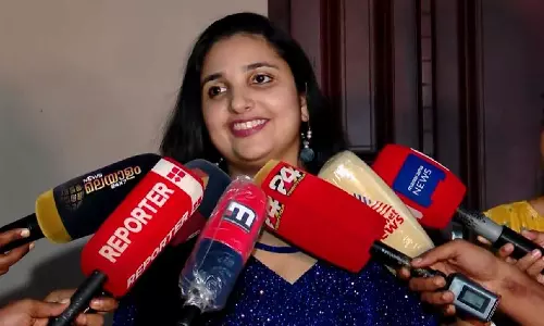 ഫൈവ് സ്റ്റാര്‍ ഹോട്ടലില്‍ റൂം എടുക്കാം വരണമെന്ന് പറഞ്ഞു; യുവ നേതാവിനെതിരെ ഗുരുതര വെളിപ്പെടുത്തലുമായി നടി റിനി ജോർജ്