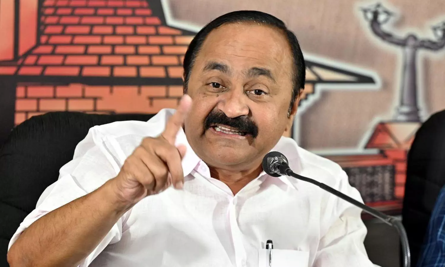 തലയിൽ തുണിയിട്ട് കോടതിയിൽ ഹാജരാക്കി;രാജാവിനെക്കാൾ രാജഭക്തി കാണിക്കുന്ന പൊലീസുകാർ ചെവിയിൽ നുള്ളിക്കോ; വി.ഡി സതീശൻ