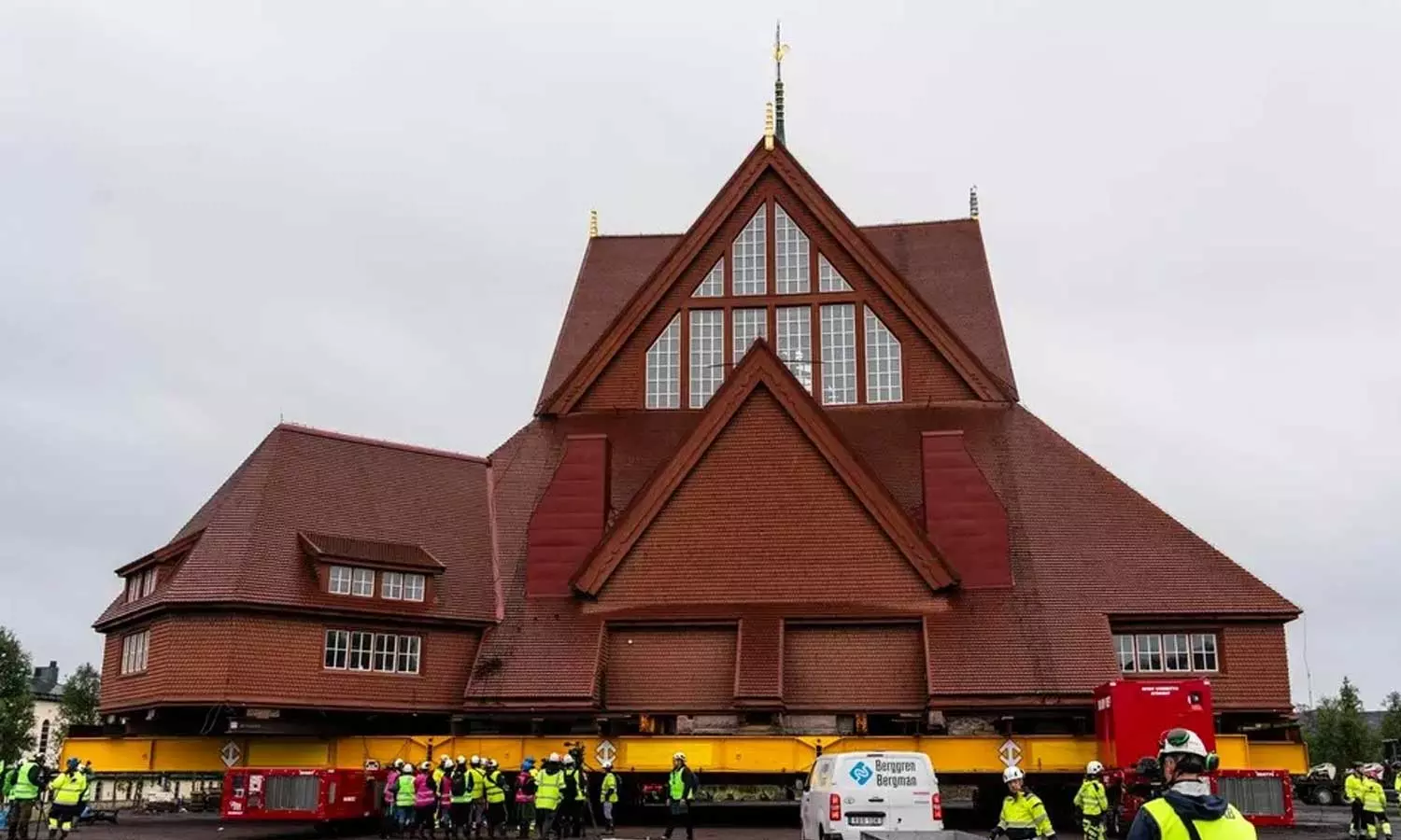 കെട്ടിടത്തിലും റോഡിലും വിള്ളല്‍ ; 113 വര്‍ഷം പഴക്കമുള്ള കൂറ്റന്‍ പള്ളി ചക്രത്തില്‍ ഘടിപ്പിച്ച് മാറ്റി സ്ഥാപിക്കുന്നു