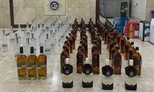 കുവൈത്തിൽ ഉപേക്ഷിക്കപ്പെട്ട വാഹനങ്ങളിൽ നിന്ന് 156 കുപ്പി മദ്യം പിടിച്ചെടുത്തു