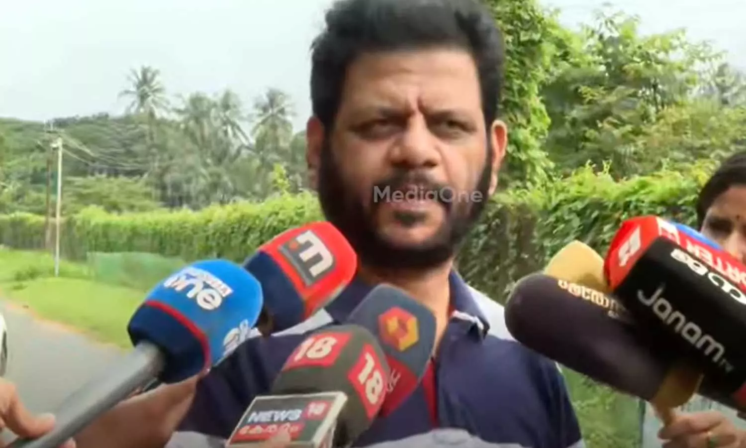 അർധ വസ്ത്രം ധരിച്ച് മന്ത്രിമാർക്കൊപ്പമുള്ള ചിത്രങ്ങൾ പുറത്ത് വന്നില്ലേ; രാഹുലിനെതിരെ പരാതി നൽകിയ സ്ത്രീകളെ അധിക്ഷേപിച്ച് വി.കെ ശ്രീകണ്ഠൻ എം.പി