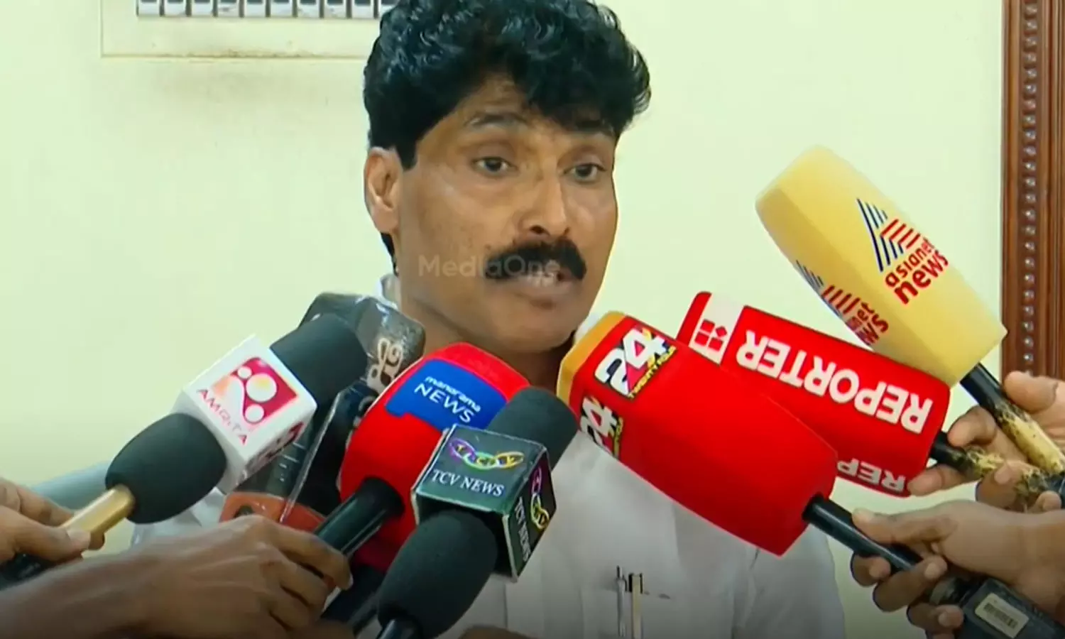 കുടുംബത്തിന് നേരെയുള്ള സൈബർ ആക്രമണത്തിനെതിരെ പൊലീസിൽ പരാതി നൽകി ടി. സിദ്ദീഖ് എംഎൽഎ കുടുംബത്തിന് നേരെയുള്ള സൈബർ ആക്രമണത്തിനെതിരെ പൊലീസിൽ പരാതി നൽകി ടി. സിദ്ദീഖ് എംഎൽഎ