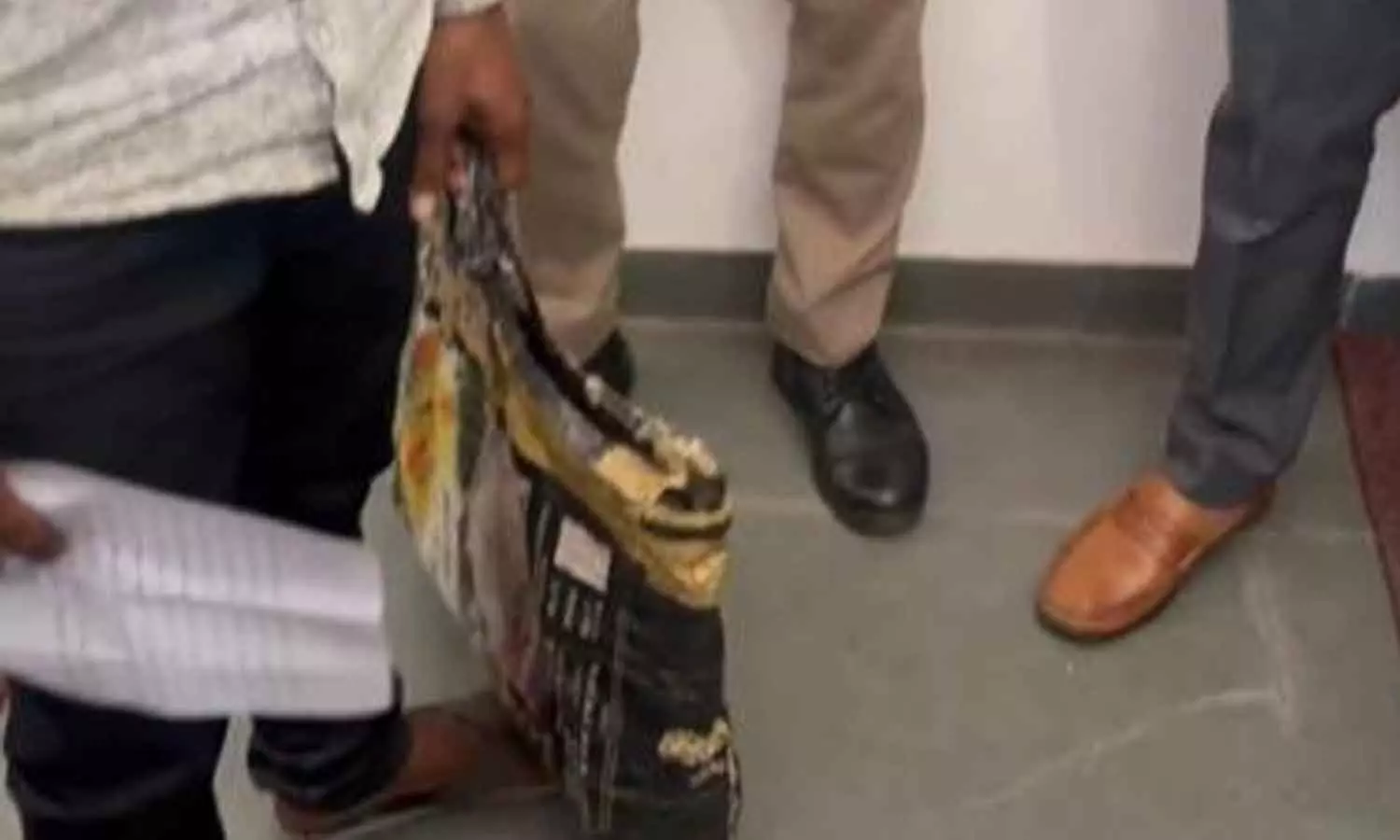 lakhimpur kheri father carries newborns body in bag to dm office in up lakhimpur kheri father carries newborns body in bag to dm office in up
