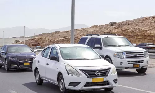 Royal Oman Police warn of dangers caused by driving too slowly on highways