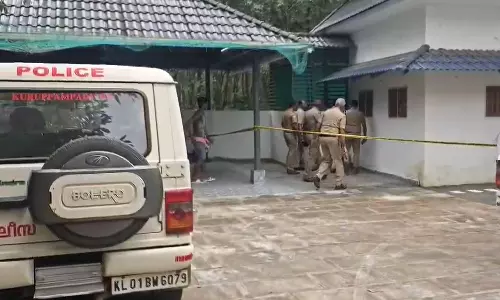 കോതമംഗലത്ത് ആള്‍ത്താമസമില്ലാത്ത വീട്ടിലെ മാലിന്യ ടാങ്കില്‍ സ്ത്രീയുടെ മൃതദേഹം