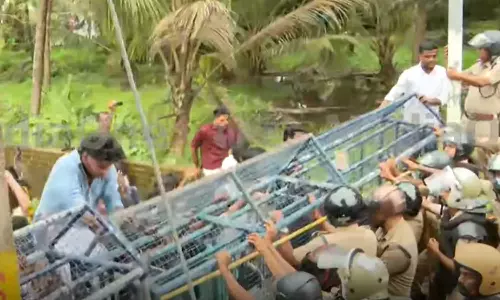 രാഹുൽ മാങ്കൂട്ടത്തിൽ എംഎൽഎ സ്ഥാനം രാജിവെക്കണം; എംഎൽഎ ഓഫീസിലേക്ക് ഓഫീസിലേക്ക് എസ്എഫ്ഐ മാർച്ച് രാഹുൽ മാങ്കൂട്ടത്തിൽ എംഎൽഎ സ്ഥാനം രാജിവെക്കണം; എംഎൽഎ ഓഫീസിലേക്ക് ഓഫീസിലേക്ക് എസ്എഫ്ഐ മാർച്ച്