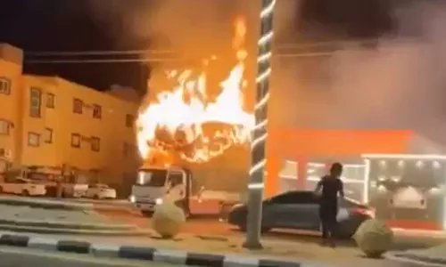 സൗദിയിൽ ട്രക്കിന് തീപിടിച്ച സംഭവത്തിൽ യുവാവിന് ആദരം സൗദിയിൽ ട്രക്കിന് തീപിടിച്ച സംഭവത്തിൽ യുവാവിന് ആദരം