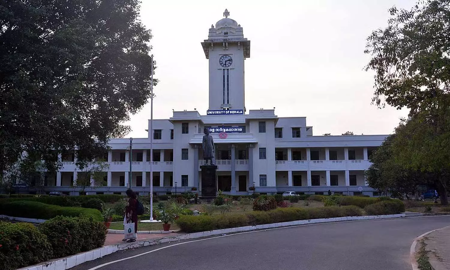 കേരള സര്‍വകലാശാലയുടെ ഔദ്യോഗിക സീല്‍ കൈമാറരുതെന്ന് രജിസ്ട്രാറോട് സിന്‍ഡിക്കേറ്റ്