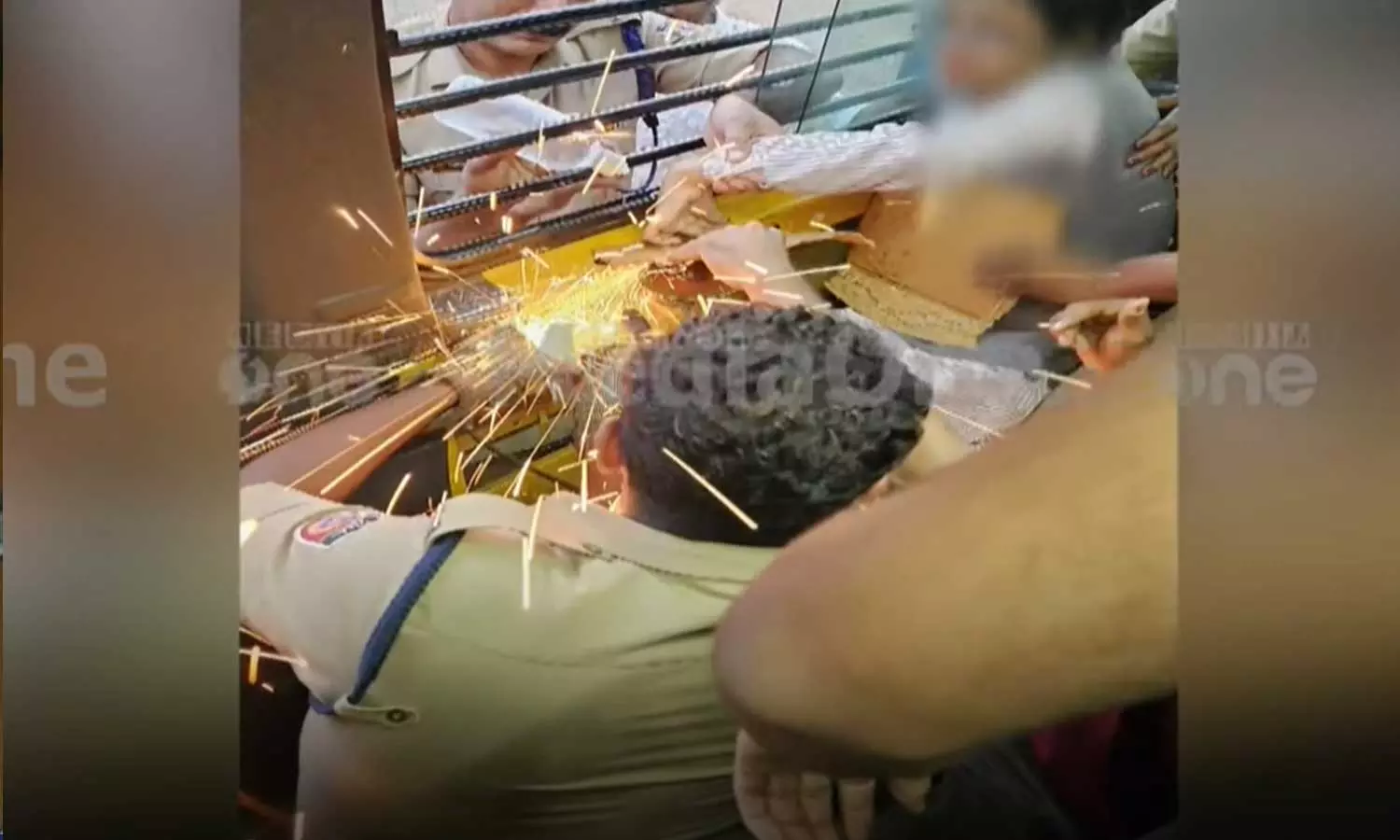 സ്കൂള്‍ ബസിലെ ചെറിയ ദ്വാരത്തിൽ വിദ്യാര്‍ഥിയുടെ വിരൽ കുടുങ്ങി; ഏഴാംക്ലാസുകാരിക്ക് രക്ഷകരായി ഫയര്‍ഫോഴ്സ്