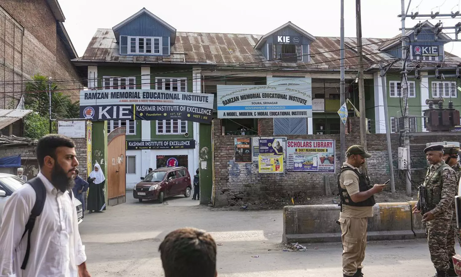 കശ്മീർ ജമാഅത്തെ ഇസ്‌ലാമിക്ക് കീഴിലുള്ള 215 സ്കൂളുകൾ ഏറ്റെടുത്ത് സർക്കാർ