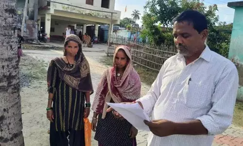 ഞങ്ങളെ എന്തിനാണ് ഇങ്ങനെ ഓടിക്കുന്നത്: ബിഹാറിൽ വോട്ടർപട്ടികയിൽ ഇടംനേടാൻ രേഖകൾക്കായി വരിനിന്ന് ബൈർഗച്ചി ഗ്രാമവാസികള്‍