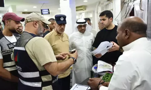സുരക്ഷാ പരിശോധന: ജലീബ് അൽ ഷുയൂഖ്, ഖൈത്താൻ എന്നിവിടങ്ങളിലെ 19 കടകൾ അടപ്പിച്ചു