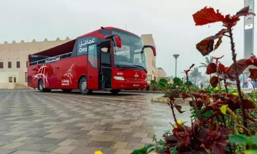 ഇനി തുറന്ന ബസ്സിൽ ഖരീഫ് കാണാം; ദോഫാറിൽ പുതിയ ടൂറിസ്റ്റ് ബസ് സർവീസിന് തുടക്കം