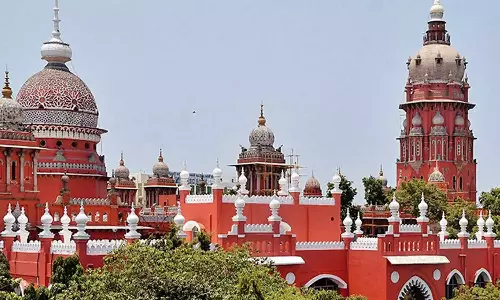 ജീവന് രക്ഷിക്കാനുള്ള ശ്രമത്തിനിടെ വാനിടിച്ച് മരിച്ചത് മൂന്നുപേര്; മലയാളിയുടെ തടവുശിക്ഷ ഒഴിവാക്കി മദ്രാസ് ഹൈക്കോടതി ജീവന് രക്ഷിക്കാനുള്ള ശ്രമത്തിനിടെ വാനിടിച്ച് മരിച്ചത് മൂന്നുപേര്; മലയാളിയുടെ തടവുശിക്ഷ ഒഴിവാക്കി മദ്രാസ് ഹൈക്കോടതി