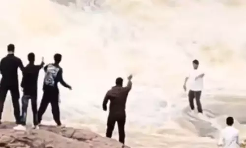 മുന്നറിയിപ്പ് അവഗണിച്ചു; വെള്ളച്ചാട്ടത്തിൽ വീഡിയോ ചിത്രീകരിക്കുന്നതിനിടെ അപകടം, ഒഡീഷയില്‍ യൂട്യൂബര്‍ ഒഴുക്കിൽപ്പെട്ടു