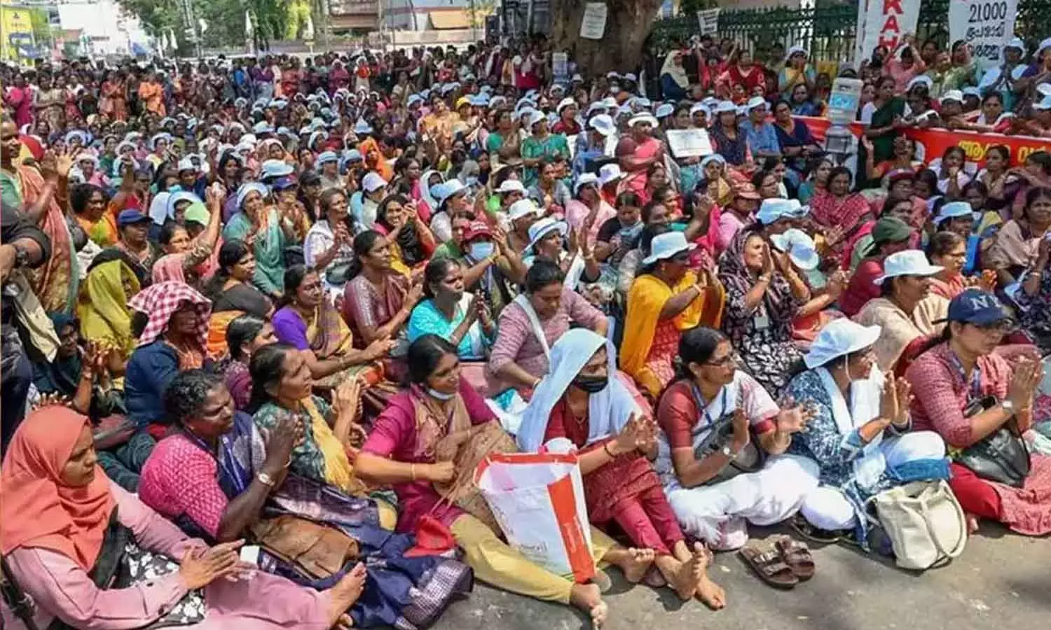 സെക്രട്ടേറിയറ്റിന് മുന്നിൽ ആശാ വർക്കർമാർ നടത്തുന്ന രാപകൽ സമരം ഇന്ന് 200-ാം ദിവസം സെക്രട്ടേറിയറ്റിന് മുന്നിൽ ആശാ വർക്കർമാർ നടത്തുന്ന രാപകൽ സമരം ഇന്ന് 200-ാം ദിവസം