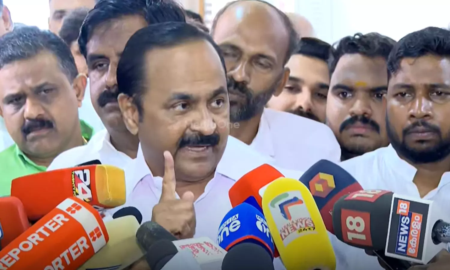 സിപിഎം അധികം കളിക്കരുത്, കേരളം ഞെട്ടുന്ന ഒരു വാർത്ത വരാനുണ്ട്: വി.ഡി സതീശൻ സിപിഎം അധികം കളിക്കരുത്, കേരളം ഞെട്ടുന്ന ഒരു വാർത്ത വരാനുണ്ട്: വി.ഡി സതീശൻ