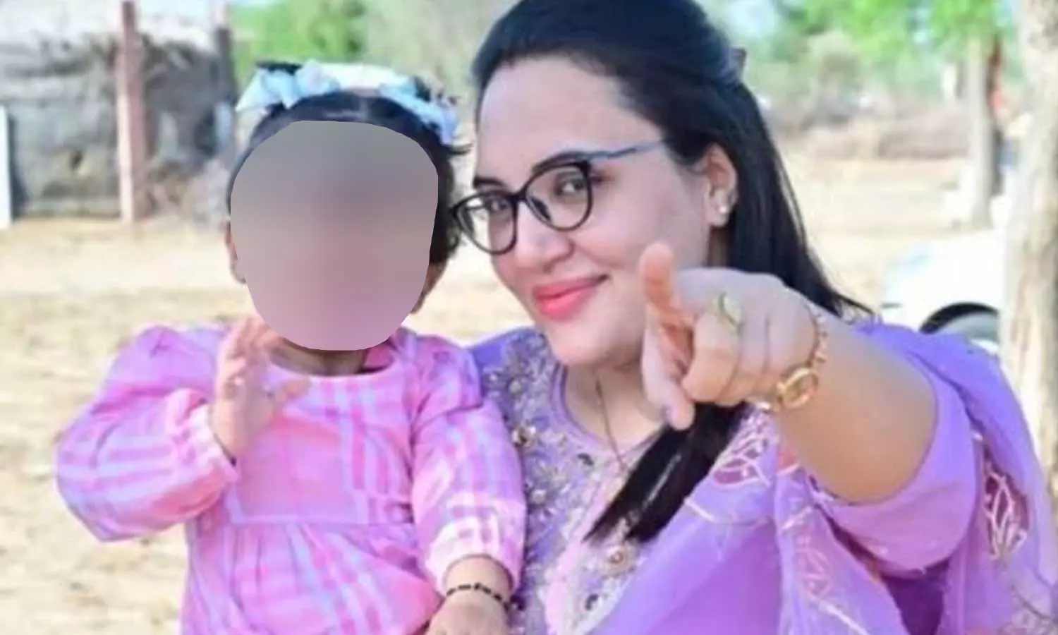 സ്ത്രീധനത്തെച്ചൊല്ലി പീഡനം; മകളെ മടിയിലിരുത്തി അധ്യാപിക തീകൊളുത്തി മരിച്ചു സ്ത്രീധനത്തെച്ചൊല്ലി പീഡനം; മകളെ മടിയിലിരുത്തി അധ്യാപിക തീകൊളുത്തി മരിച്ചു