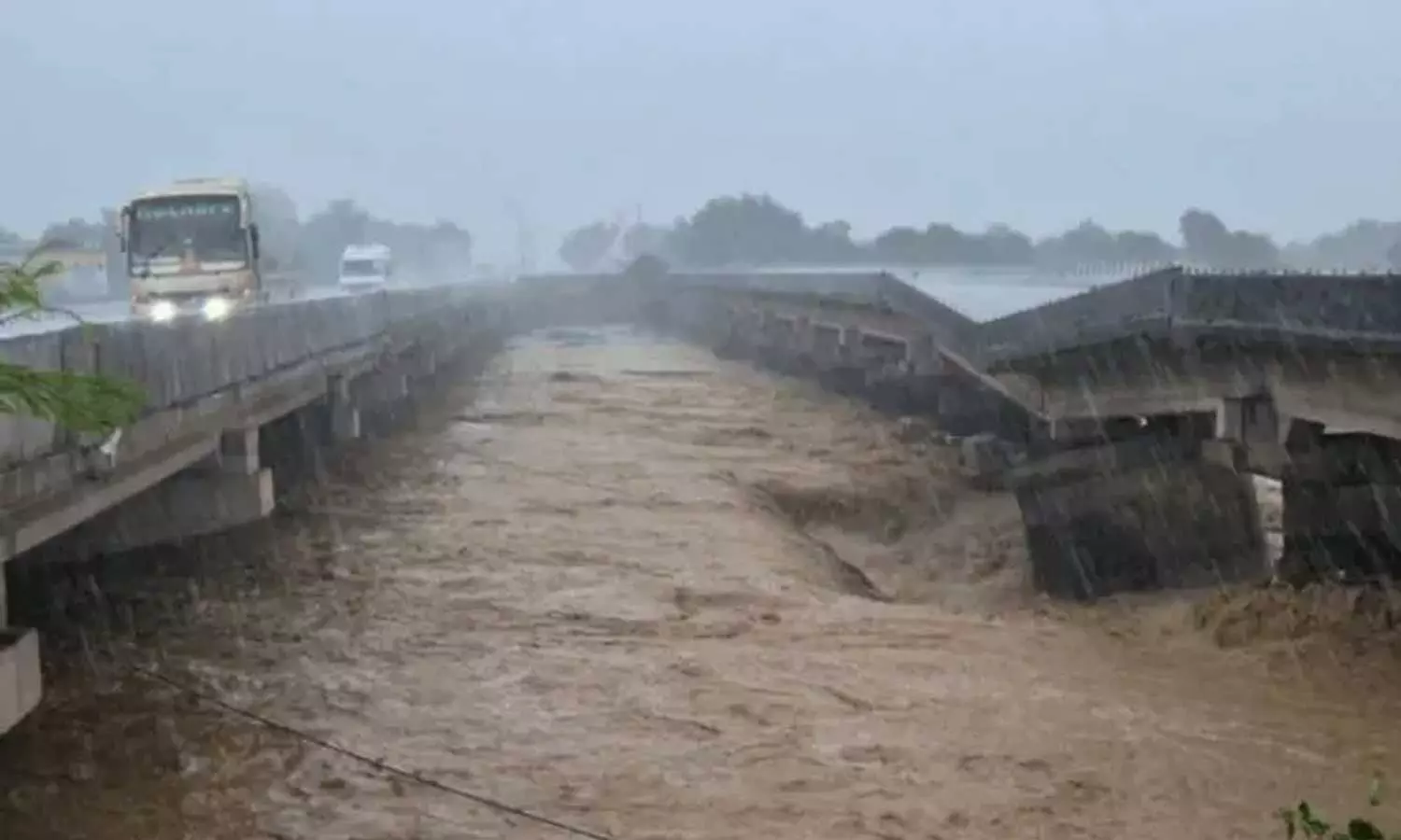 ജമ്മു കശ്മീരില് വീണ്ടും മേഘവിസ്ഫോടനം ; മിന്നല് പ്രളയത്തില് നാല് മരണം ജമ്മു കശ്മീരില് വീണ്ടും മേഘവിസ്ഫോടനം ; മിന്നല് പ്രളയത്തില് നാല് മരണം