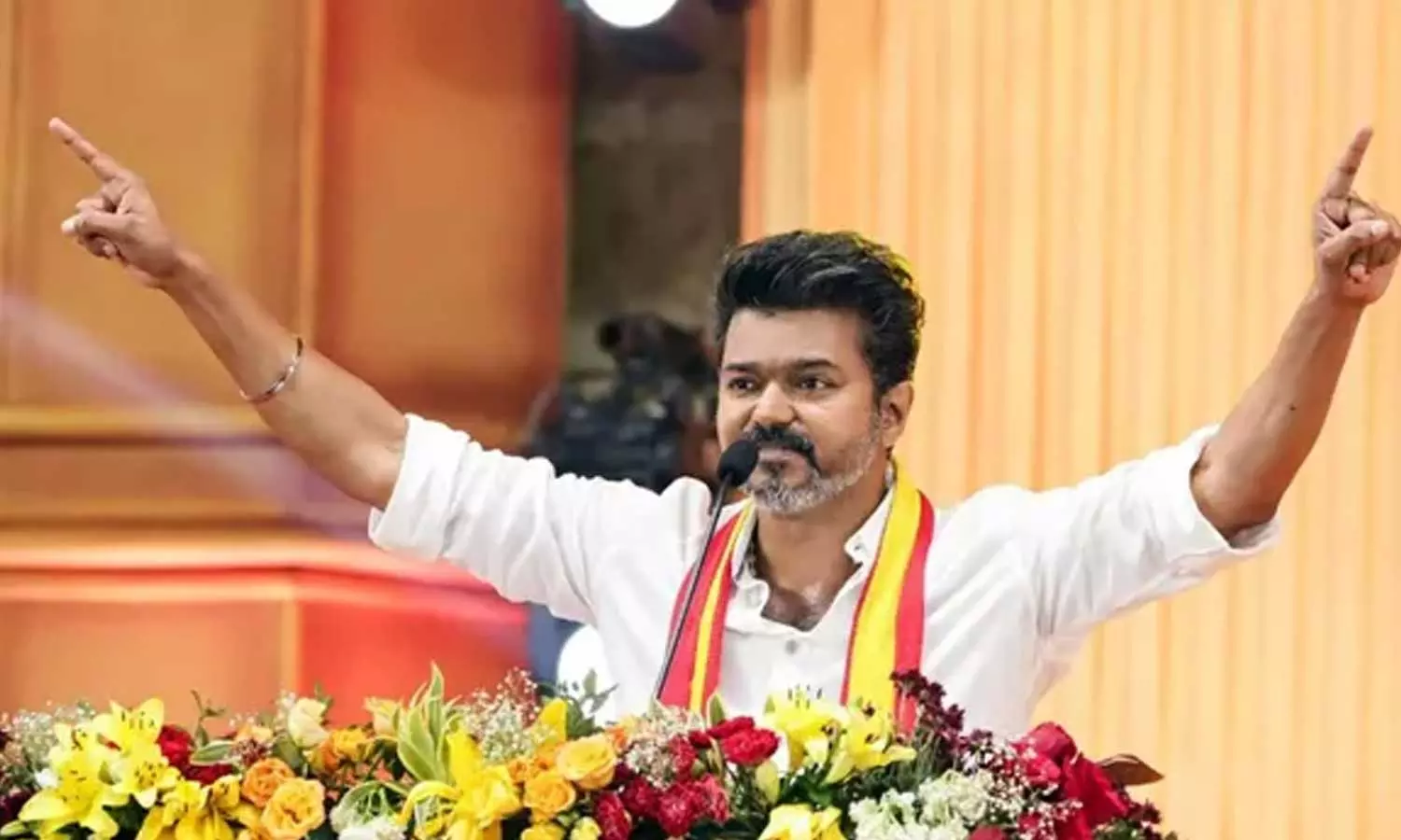 റാംപിൽ നിന്നും തള്ളിയിട്ടു: വിജയ്ക്കും ബൗൺസർമാർക്കുമെതിരെ പരാതി, കേസെടുത്തു