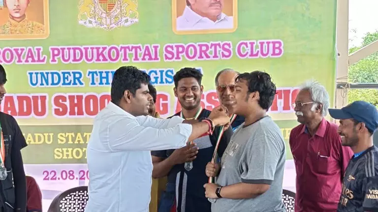 ബിജെപി നേതാവ് അണ്ണാമലൈ സമ്മാനിച്ച മെഡൽ കഴുത്തിലണിയാതെ ഡിഎംകെ മന്ത്രിയുടെ മകൻ