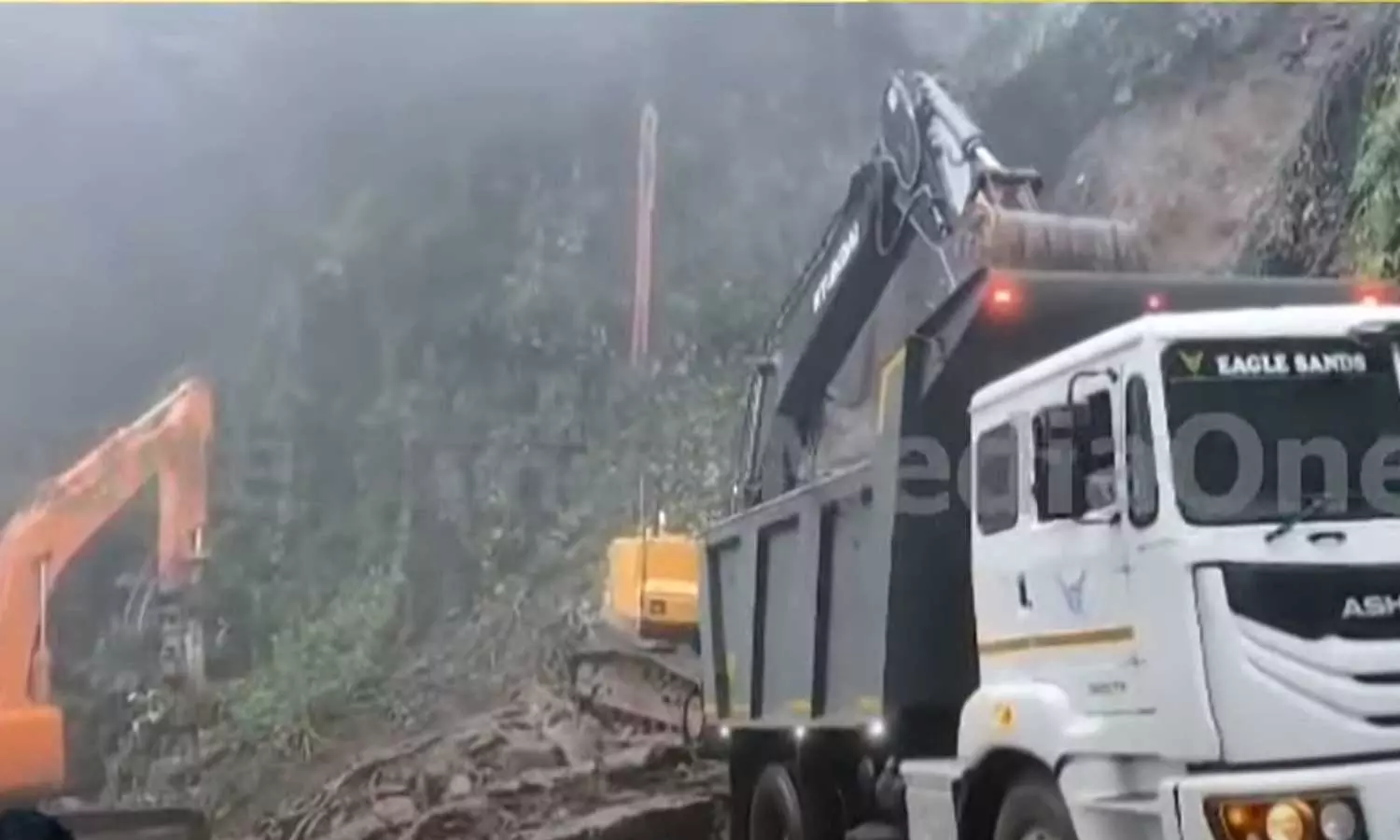 താമരശ്ശേരി ചുരത്തില്‍ ഗതാഗതം പുനഃസ്ഥാപിച്ചില്ല; ഇടിഞ്ഞുവീണ മണ്ണും കല്ലും നീക്കം ചെയ്യുന്ന പ്രവര്‍ത്തികള്‍ തുടരുന്നു