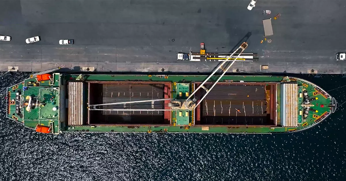 കുതിച്ചുപായാൻ ആദ്യ ചുവട്; ഒമാൻ-യുഎഇ ഹഫീത് റെയിലിനായി ട്രാക്കുകൾ എത്തി