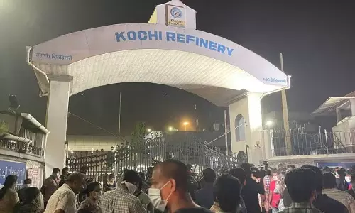 കൊച്ചി റിഫൈനറിയിലെ തീപിടുത്തം: വീടുവിട്ട് പോകേണ്ടി വന്ന അയ്യൻകുഴി നിവാസികൾക്ക് ഭക്ഷണവും താമസവും നിഷേധിച്ച് കമ്പനി