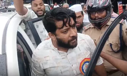 ഷാഫി പറമ്പിലിനെ തടഞ്ഞ് DYFI പ്രവർത്തകർ; കാറിൽ നിന്നിറങ്ങി പ്രതികരിച്ച് എം.പി