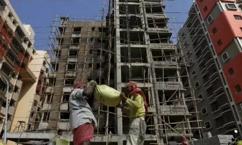 എന്ന് കിട്ടുമെന്നറിയാത്ത വീടിന് വേണ്ടി ജീവിതകാലം മുഴുവന് ഇഎംഐ അടക്കുന്നവര്...; നിര്മാണത്തിലിരിക്കുന്ന വീടുകള് വാങ്ങുന്നവര് അറിയാന് എന്ന് കിട്ടുമെന്നറിയാത്ത വീടിന് വേണ്ടി ജീവിതകാലം മുഴുവന് ഇഎംഐ അടക്കുന്നവര്...; നിര്മാണത്തിലിരിക്കുന്ന വീടുകള് വാങ്ങുന്നവര് അറിയാന്